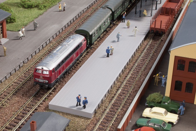 Platform without roof<br /><a href='images/pictures/Auhagen/44641.jpg' target='_blank'>Full size image</a>